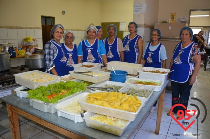 Paróquia N.S. Aparecida faz festa Julina servindo porco no tacho