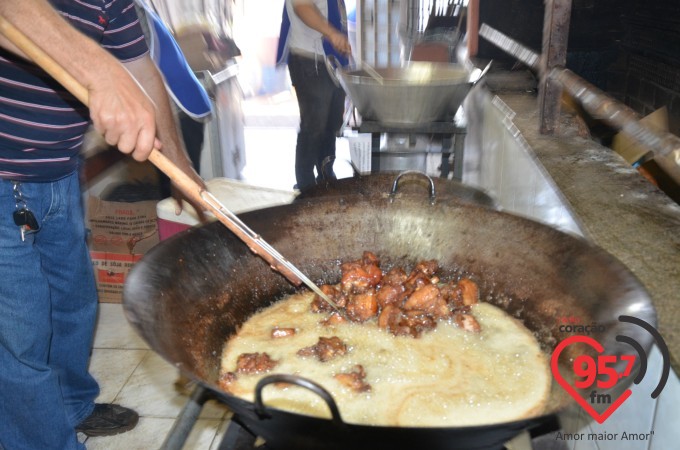 Paróquia N.S. Aparecida faz festa Julina servindo porco no tacho