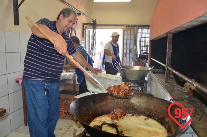 Paróquia N.S. Aparecida faz festa Julina servindo porco no tacho