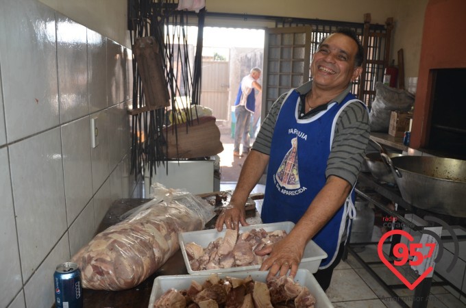Paróquia N.S. Aparecida faz festa Julina servindo porco no tacho