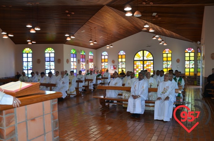 Missa no mosteiro homenageia Padres e Diáconos
