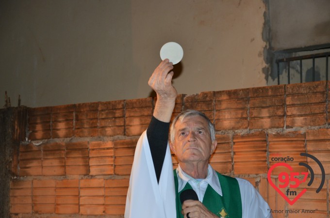 Missa em ação de graças pela entrega da nova casa de Dona Tereza
