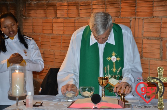 Missa em ação de graças pela entrega da nova casa de Dona Tereza