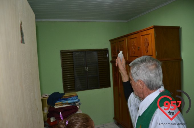 Missa em ação de graças pela entrega da nova casa de Dona Tereza