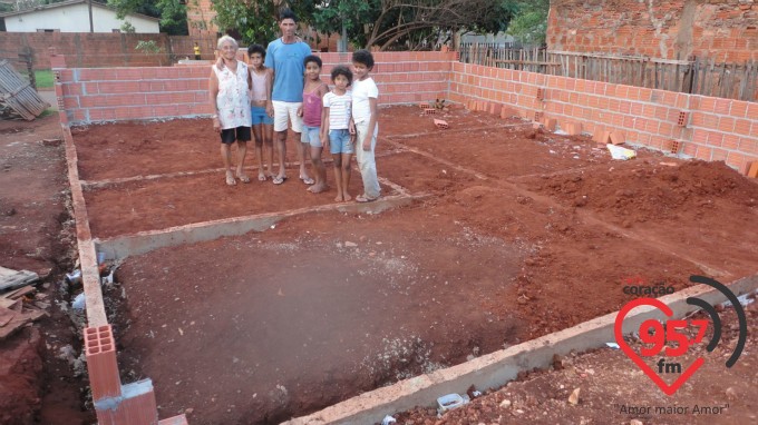 Missa em ação de graças pela entrega da nova casa de Dona Tereza