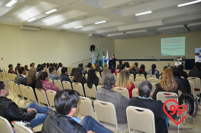 Aced realiza palestra motivacional com Valdir da Costa