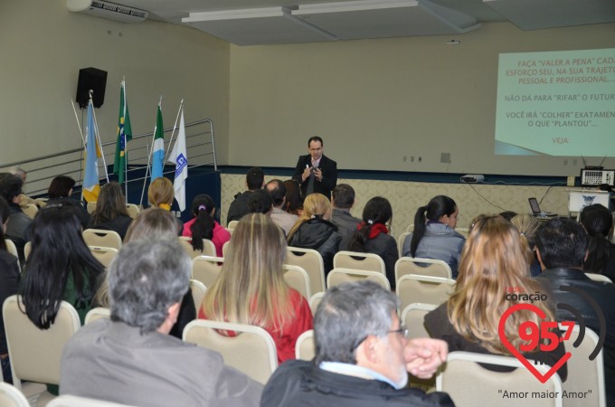 Aced realiza palestra motivacional com Valdir da Costa