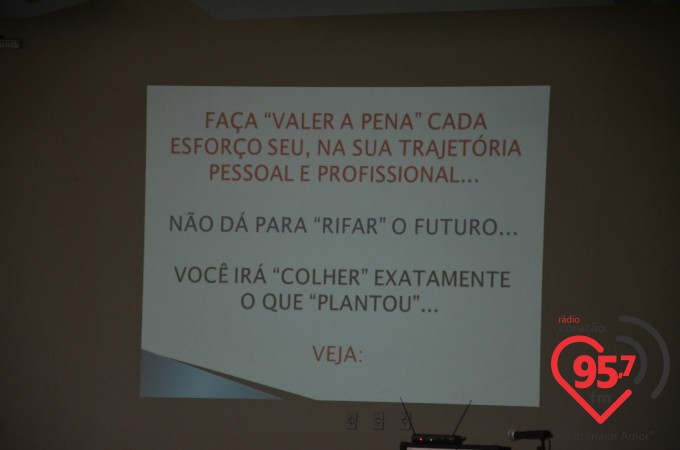 Aced realiza palestra motivacional com Valdir da Costa