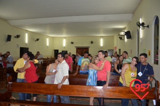 Integrantes da Rádio Coração FM realizam retiro para casais em Jateí