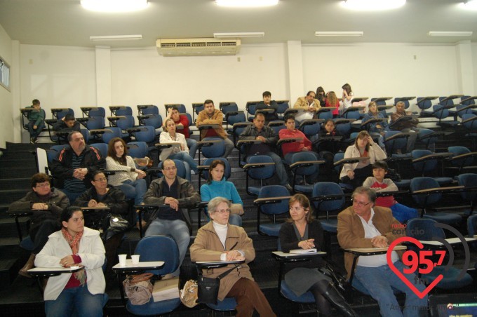 Peritos da Policia Federal ministram palestra na escola Imaculada