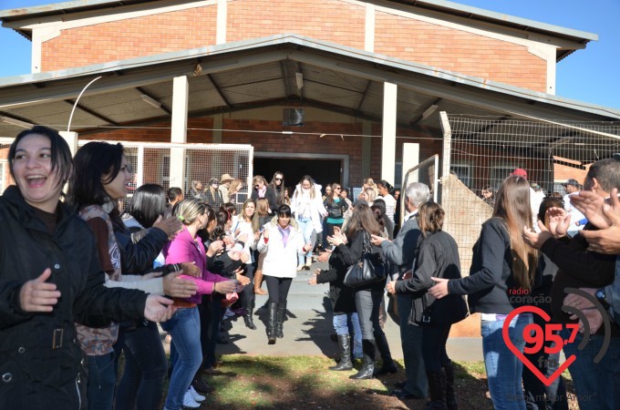 Participantes do acampamento embarcam no Santuário Padre Pio