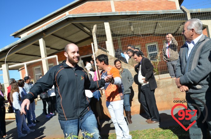 Participantes do acampamento embarcam no Santuário Padre Pio