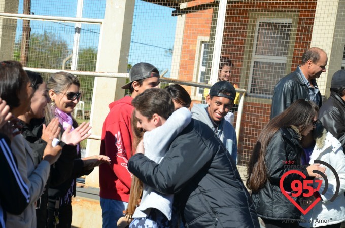 Participantes do acampamento embarcam no Santuário Padre Pio