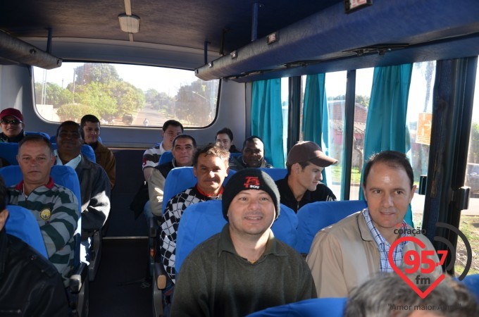 Participantes do acampamento embarcam no Santuário Padre Pio