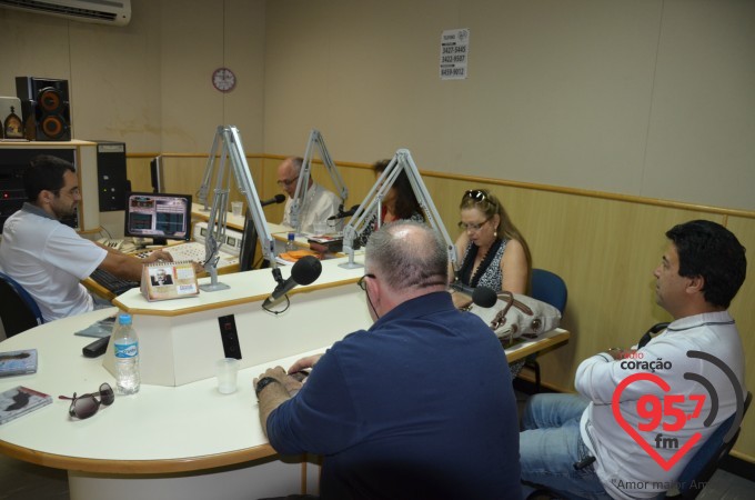 Prima de Dom Redovino visita e canta na Rádio Coração FM