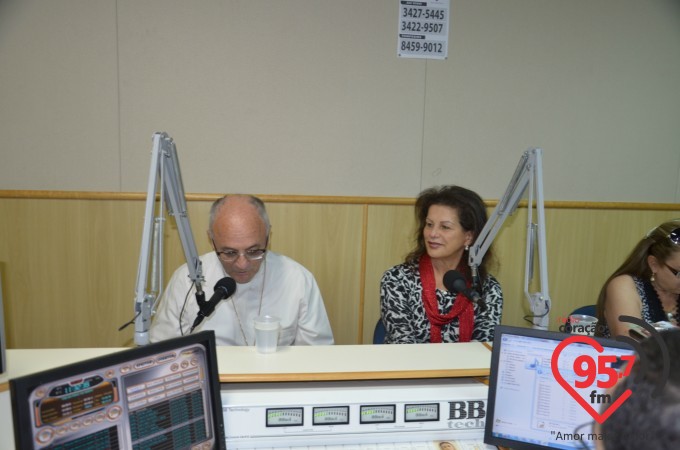 Prima de Dom Redovino visita e canta na Rádio Coração FM