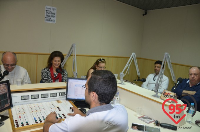 Prima de Dom Redovino visita e canta na Rádio Coração FM