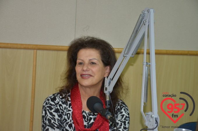 Prima de Dom Redovino visita e canta na Rádio Coração FM