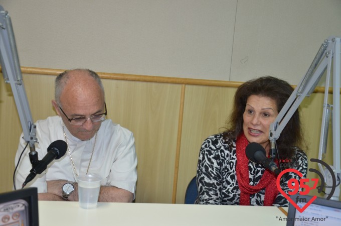 Prima de Dom Redovino visita e canta na Rádio Coração FM