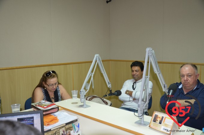 Prima de Dom Redovino visita e canta na Rádio Coração FM