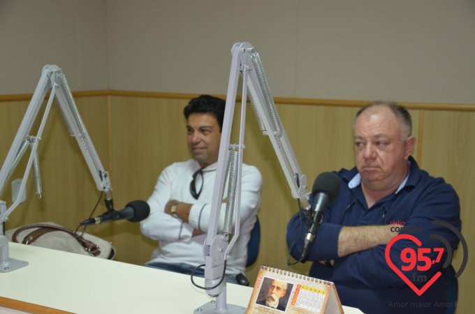 Prima de Dom Redovino visita e canta na Rádio Coração FM