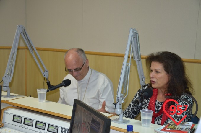 Prima de Dom Redovino visita e canta na Rádio Coração FM