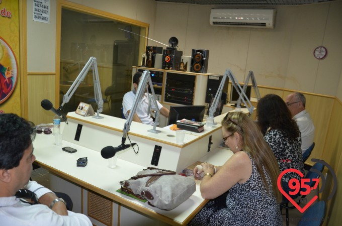 Prima de Dom Redovino visita e canta na Rádio Coração FM