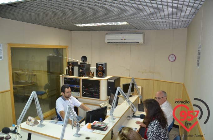 Prima de Dom Redovino visita e canta na Rádio Coração FM