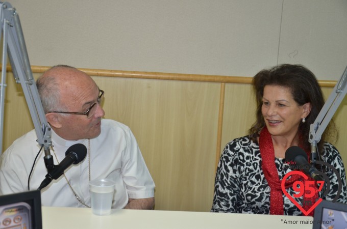 Prima de Dom Redovino visita e canta na Rádio Coração FM