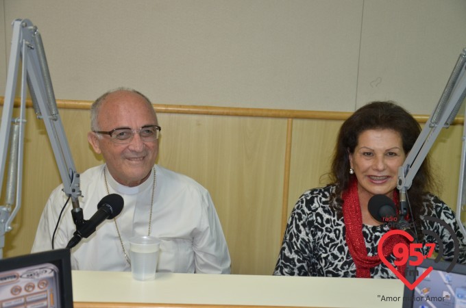Prima de Dom Redovino visita e canta na Rádio Coração FM