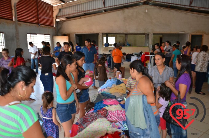 Admiradores realizam bazar da Pechincha em prol da Rádio Coração FM