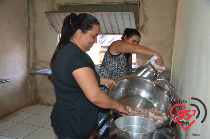 Admiradores realizam bazar da Pechincha em prol da Rádio Coração FM