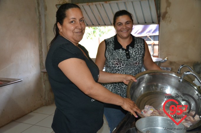 Admiradores realizam bazar da Pechincha em prol da Rádio Coração FM