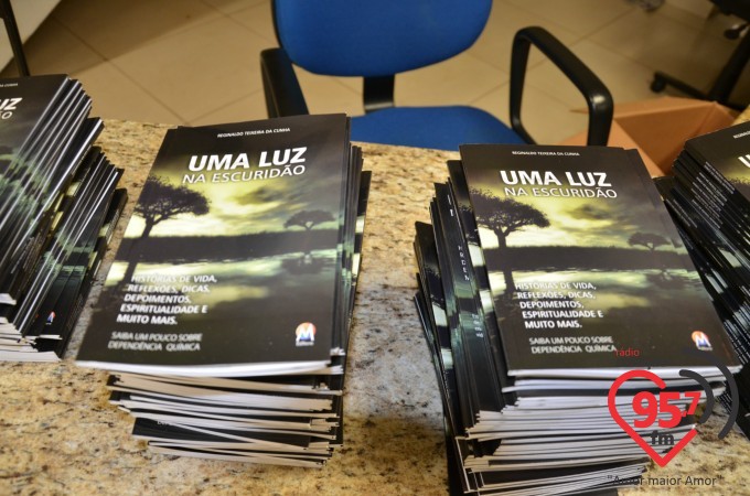 Cura leva Reginaldo Teixeira lançar livro sobre vício em álcool e drogas em sua vida