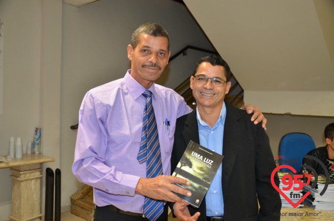 Cura leva Reginaldo Teixeira lançar livro sobre vício em álcool e drogas em sua vida