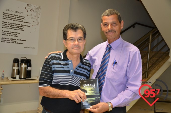 Cura leva Reginaldo Teixeira lançar livro sobre vício em álcool e drogas em sua vida