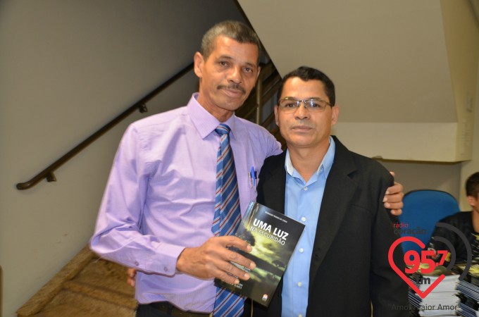 Cura leva Reginaldo Teixeira lançar livro sobre vício em álcool e drogas em sua vida