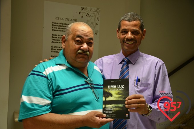 Cura leva Reginaldo Teixeira lançar livro sobre vício em álcool e drogas em sua vida