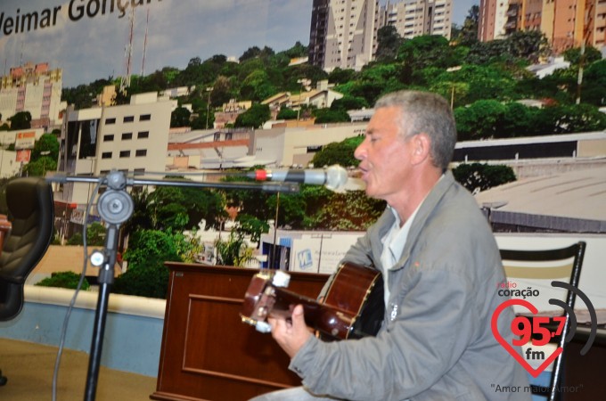 Cura leva Reginaldo Teixeira lançar livro sobre vício em álcool e drogas em sua vida