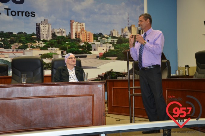 Cura leva Reginaldo Teixeira lançar livro sobre vício em álcool e drogas em sua vida