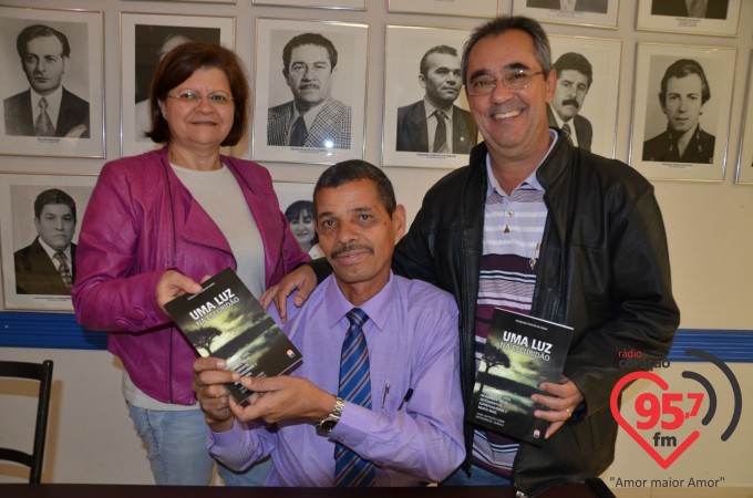 Cura leva Reginaldo Teixeira lançar livro sobre vício em álcool e drogas em sua vida
