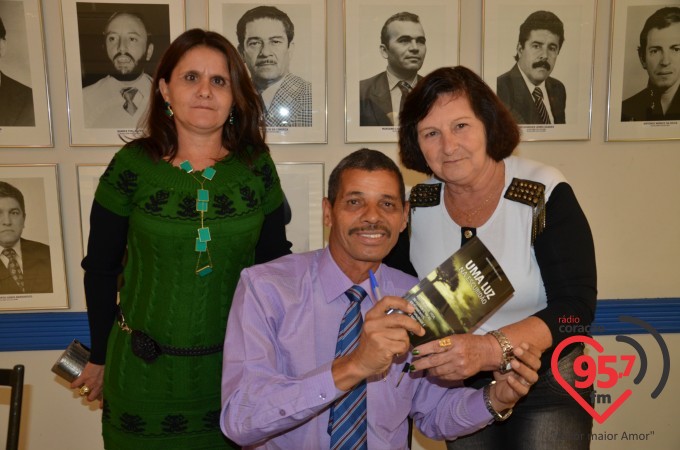Cura leva Reginaldo Teixeira lançar livro sobre vício em álcool e drogas em sua vida