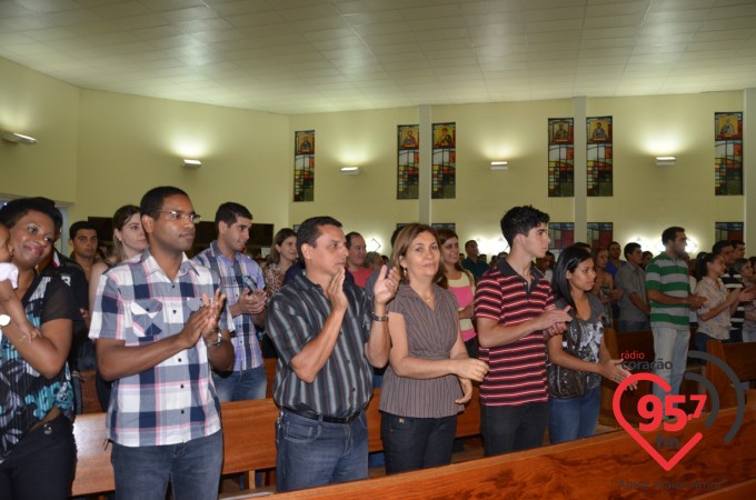 Paróquia N.S. Fátima celebra missa aos noivos