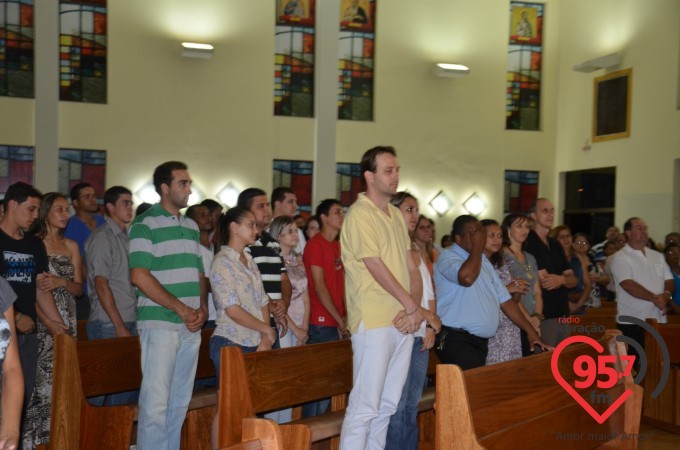 Paróquia N.S. Fátima celebra missa aos noivos