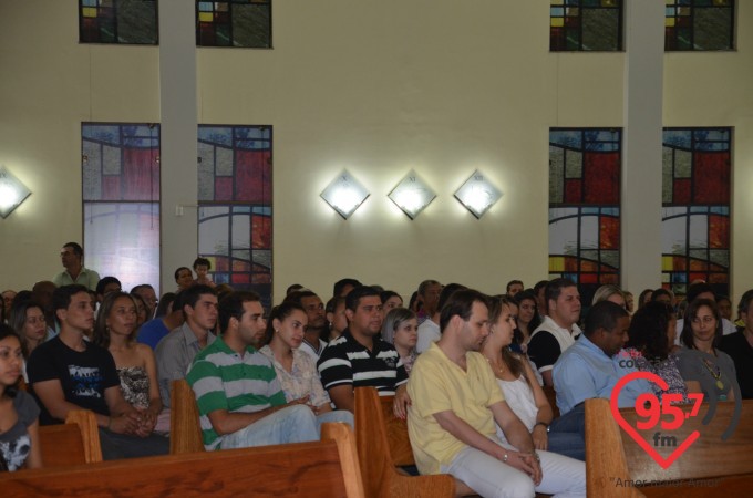 Paróquia N.S. Fátima celebra missa aos noivos