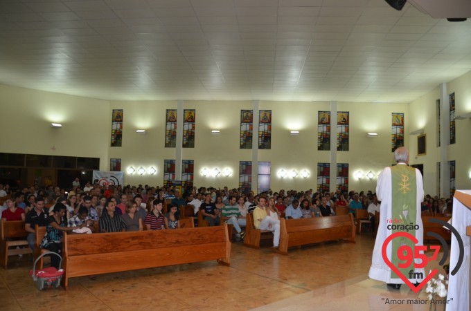 Paróquia N.S. Fátima celebra missa aos noivos