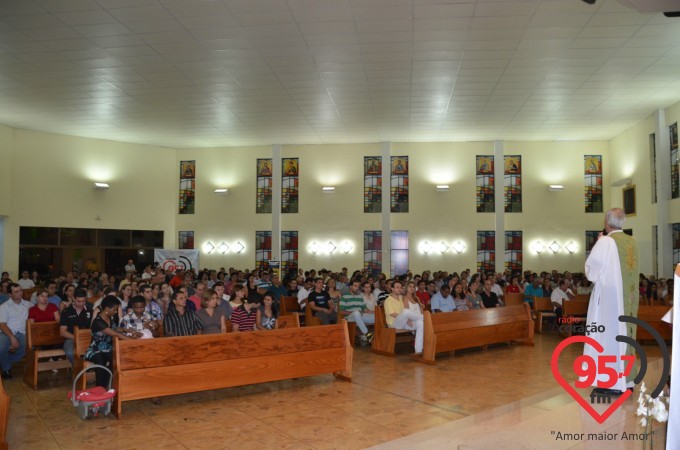 Paróquia N.S. Fátima celebra missa aos noivos