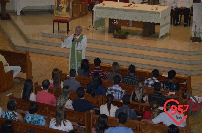 Paróquia N.S. Fátima celebra missa aos noivos