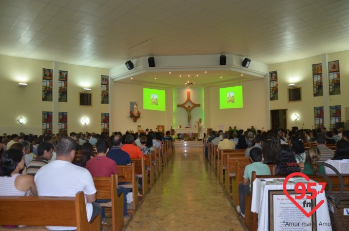 Paróquia N.S. Fátima celebra missa aos noivos