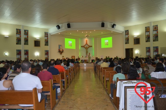 Paróquia N.S. Fátima celebra missa aos noivos